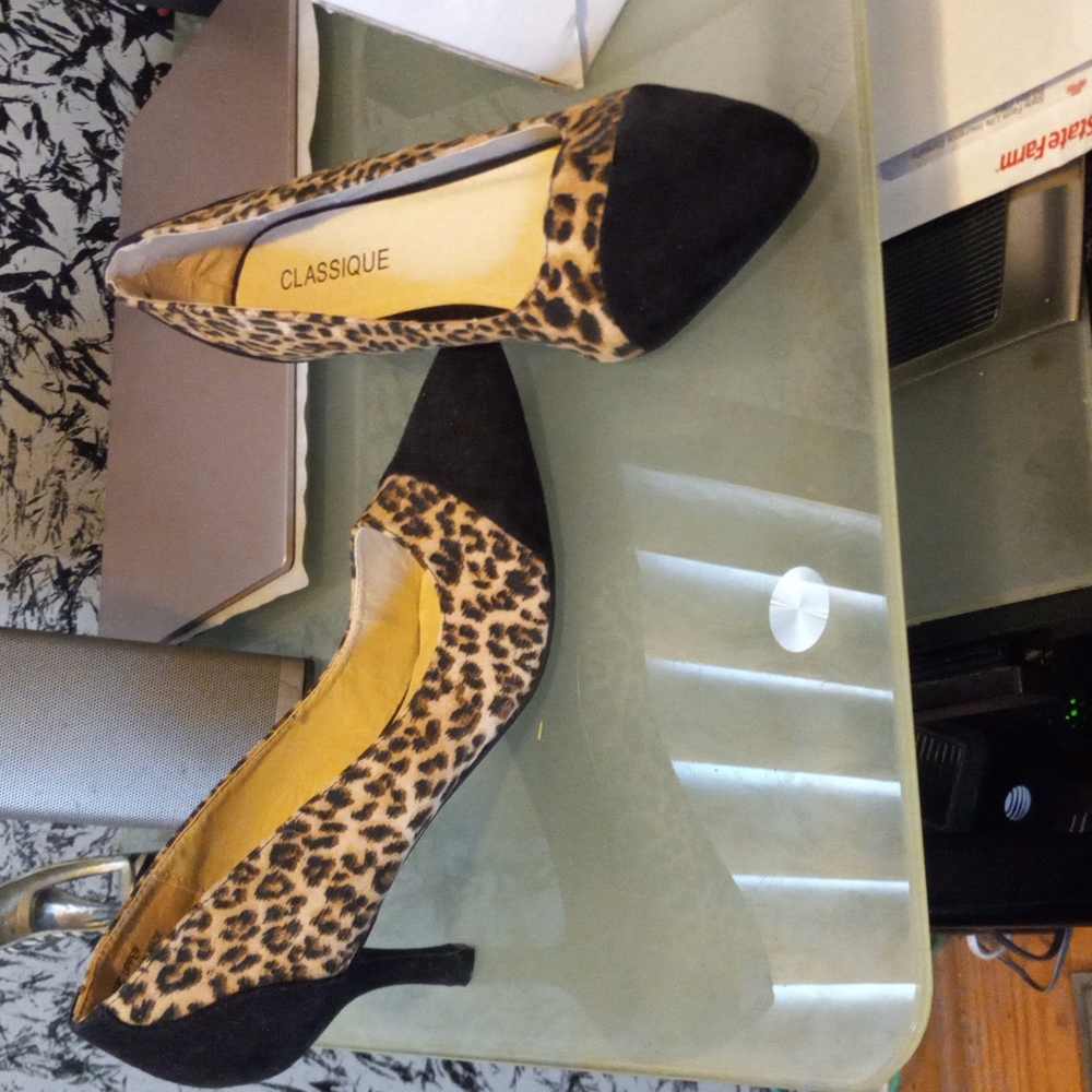 Selling a size 11 pumps black beige and tan